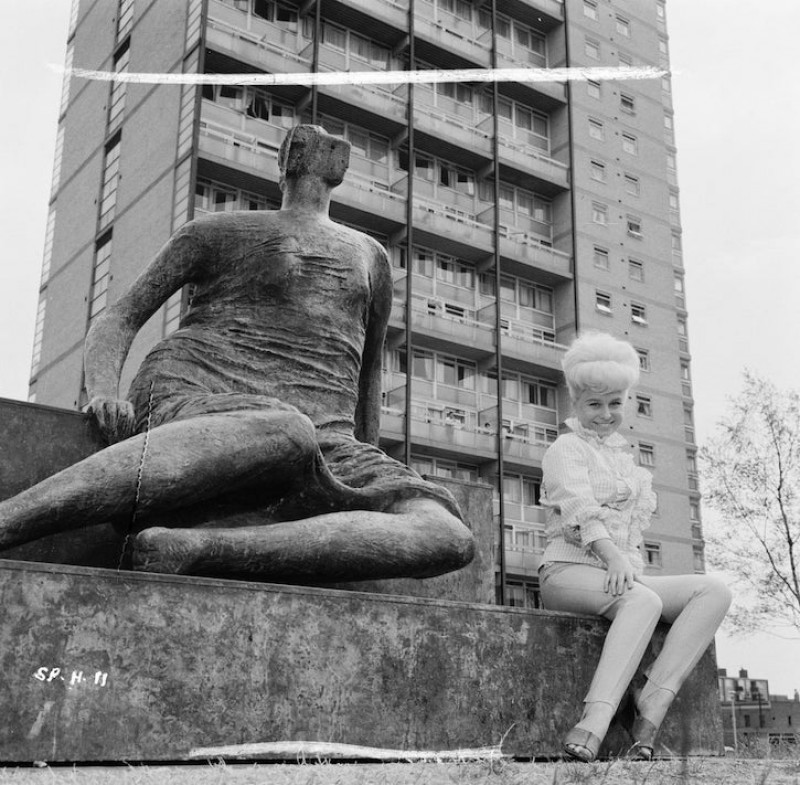 Barbara Windsor with 'Old Flo' on the Stifford estate